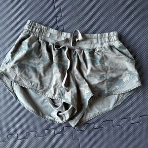 Lululemon camo tracker shorts 2.5 inch inseam